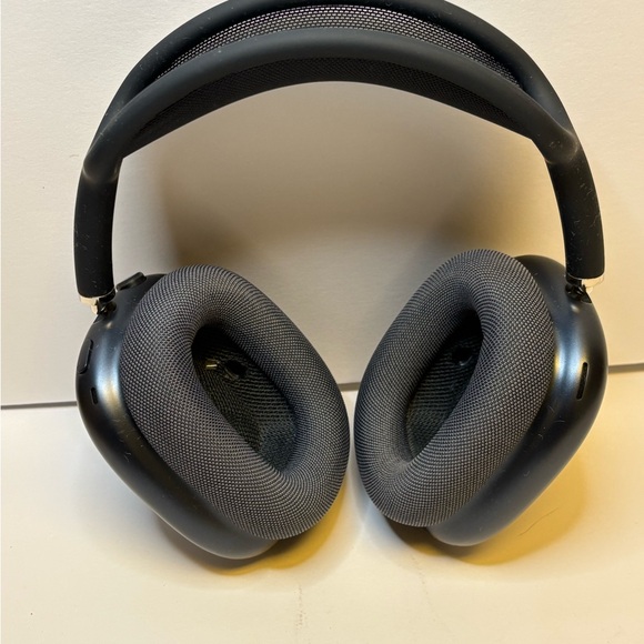 Air Pods Maxx Midnight Over-Ear Headphones w/ Smart Case & USB-C Cable - Picture 7 of 10